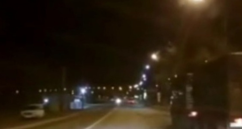 Зерновоз мчит на красный и едва не сбивает женщину под Новороссийском. Запись с регистратора