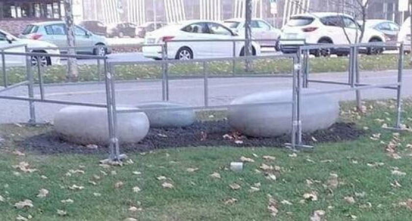"Камни времени ушли на самоизоляцию": арт-объект огородили забором