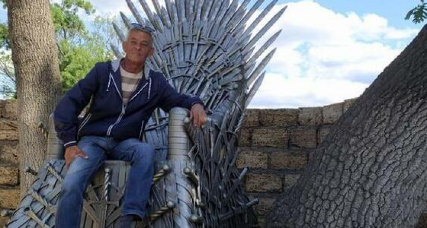 Новороссийские умельцы собрали трон из «Игры престолов» из полсотни мечей