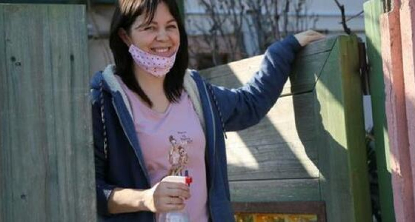 Многодетная мама из Кабардинки шьет марлевые маски для медиков