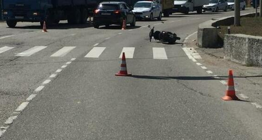 «Лежит мальчик на дороге в крови»: под Новороссийском автомобиль сбил 12-летнего подростка на мопеде