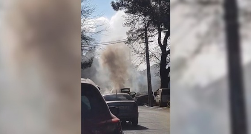 Недалеко от Горбольницы Новороссийска вспыхнул автомобиль: видео с места