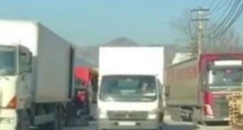 Новороссийцы жалуются на скопление грузовиков у складов на улице Луначарского