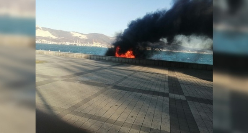 «Как будто море горит». На горпляже Новороссийска случился пожар