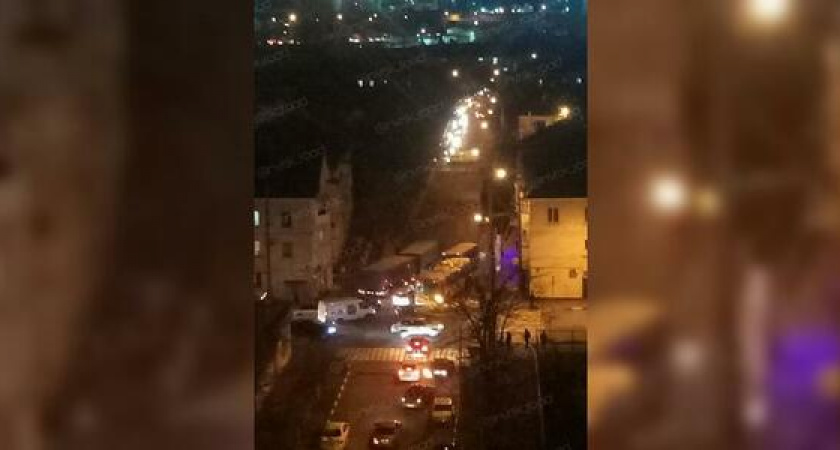 «Моей четырехлетней дочке два раза становилось плохо в автобусе, она падала в обморок»: в Новороссийске город встал в гигантскую пробку из-за ДТП