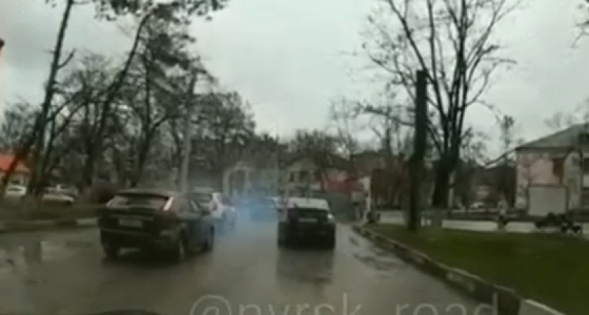 В Новороссийске манипулятор снес дорожный знак и... не заметил (запись с видеорегистратора)