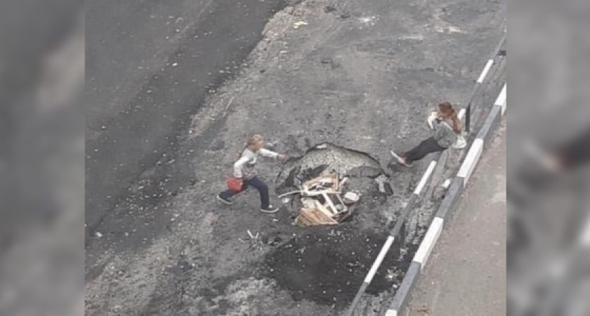 В Новороссийске около школы провалился асфальт