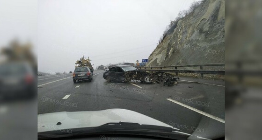 На перевале под Новороссийском в аварии разворотило капот легковушки: водителя доставили в больницу