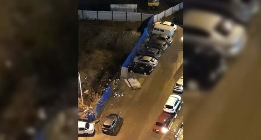 Норд-остом в Новороссийске оторвало часть забора на заброшенной стройке: металлический лист полетел в сторону авто