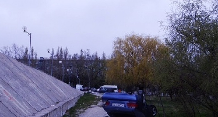 На парковке у Южного рынка Новороссийска авто рухнуло с высоты: видео