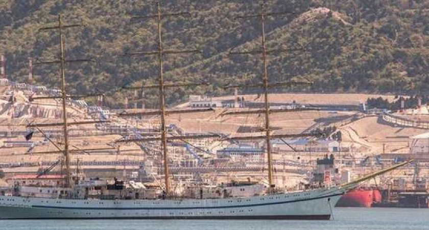 Парусный фрегат "Херсонес" посетил Новороссийск сразу после ухода "Крузенштерна"