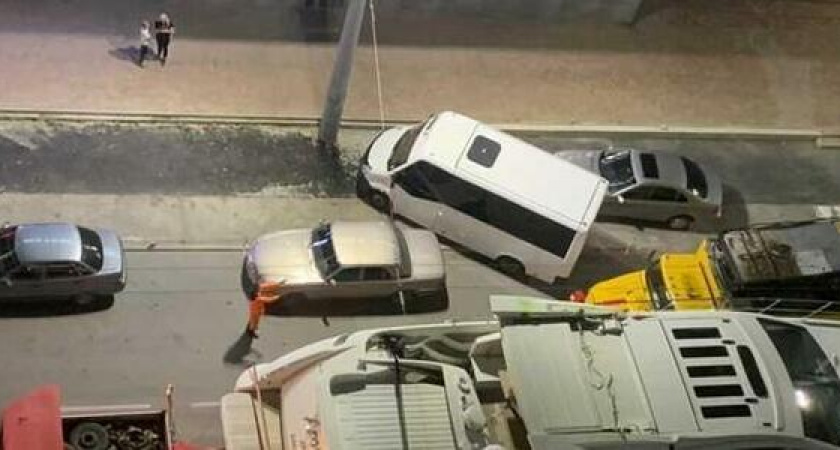 "Красиво жить не запретишь!": в Новороссийске яхта запуталась в троллейбусных проводах