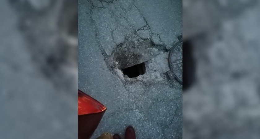 "Открылся портал!": в одном из дворов Новороссийска провалился асфальт