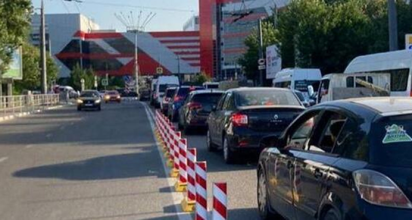 В центре Новороссийска устанавливают делиниаторы – столбики на полосе, разделяющей встречные потоки