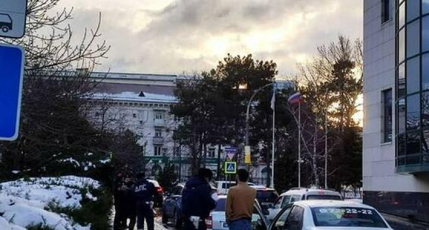 Власти Новороссийска объяснили, что делают казаки и сотрудники ДПС возле здания мэрии