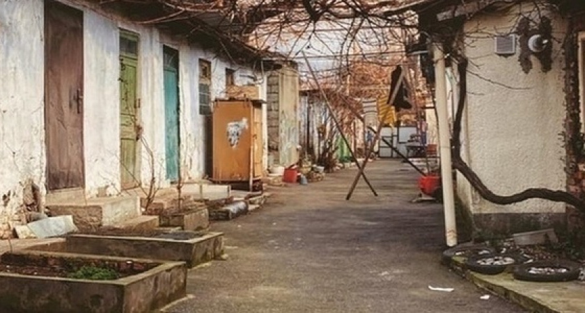 «Страшно, что в этих домах живут люди».  20 фото «другого» Новороссийска от Олега Афонина