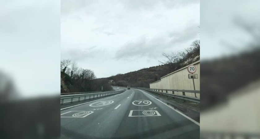 На въезде в Новороссийск в районе Волчьих ворот устанавливают металлические отбойники и фонари