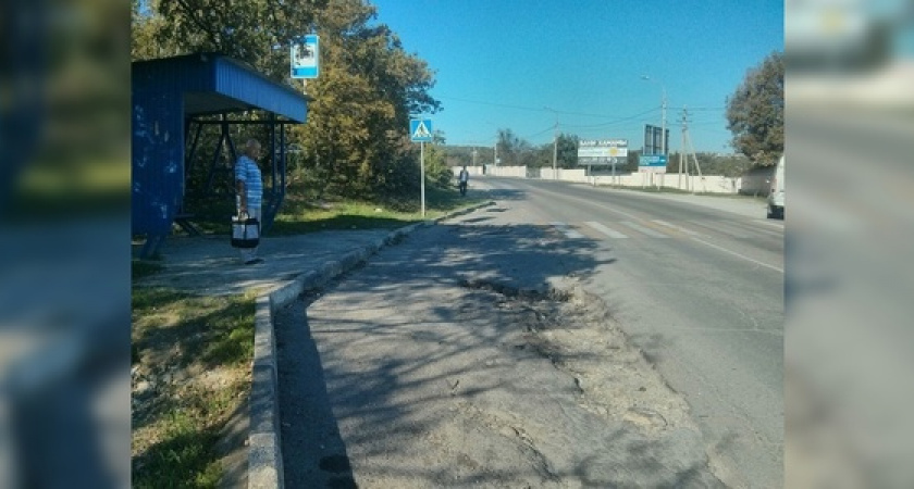 «Ямы не дают автобусам подъехать»: новороссийцы жалуются, что общественный транспорт не хочет останавливаться на остановке из-за разбитой дороги