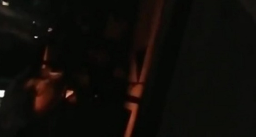 Жители Новороссийска разводят костер на балконе многоэтажки, чтобы приготовить еду