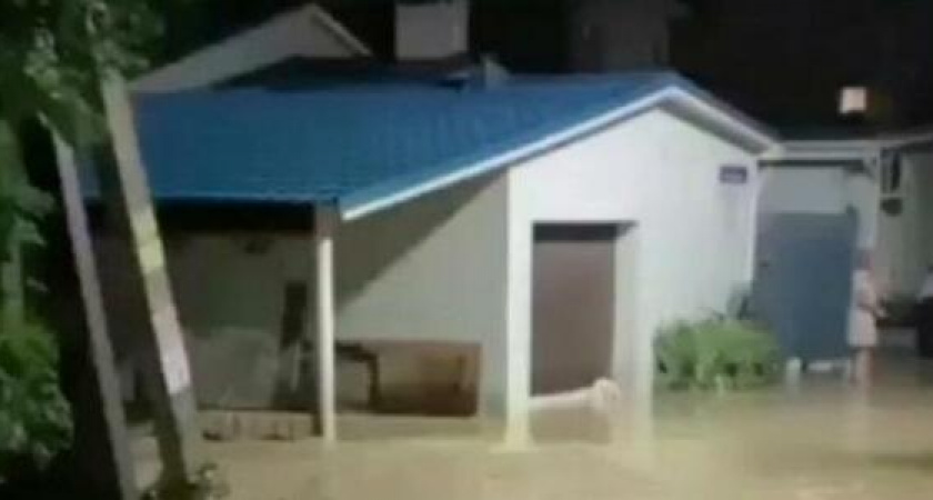 «Люди спасают детей, документы и себя!»: Южная Озереевка под Новороссийском объявлена зоной ЧС, а в Мысхако река вышла из берегов