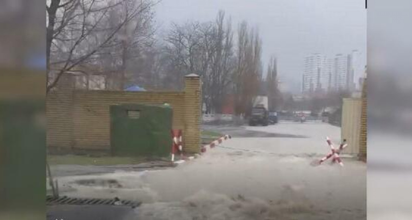 Новороссийск заливает: в городе объявлено штормовое предупреждение