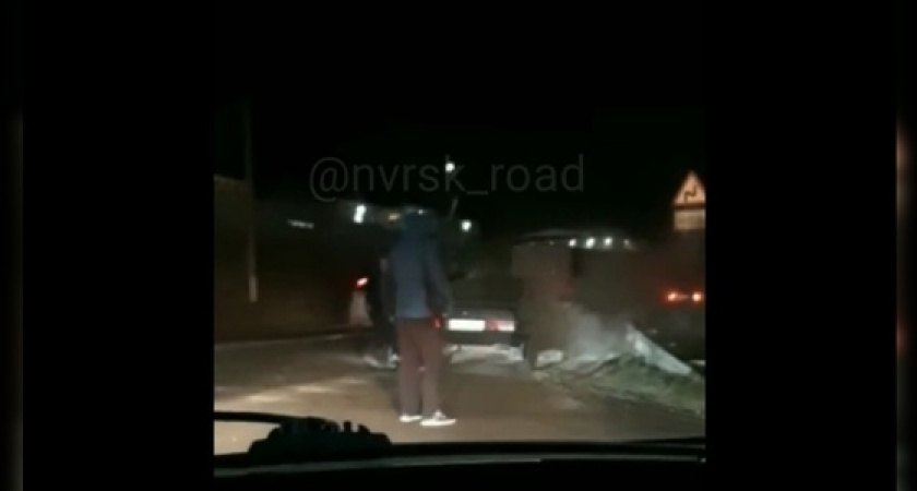 В Новороссийске возле АЗС загорелся автомобиль (тушить бросились очевидцы и работники заправки)