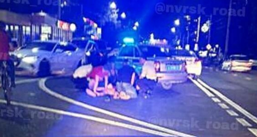 В Новороссийске неадекватный мужчина бегал по дороге и бросался под машины