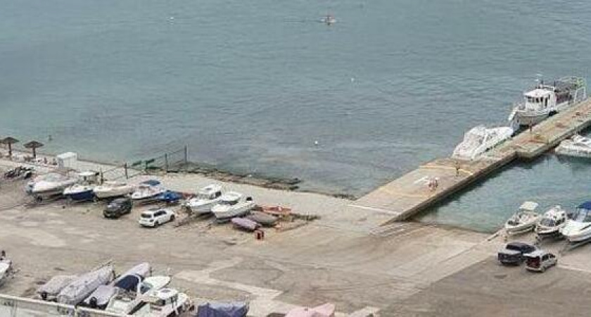 Жители Новороссийска заметили большое масляное пятно в море в районе яхт-клуба