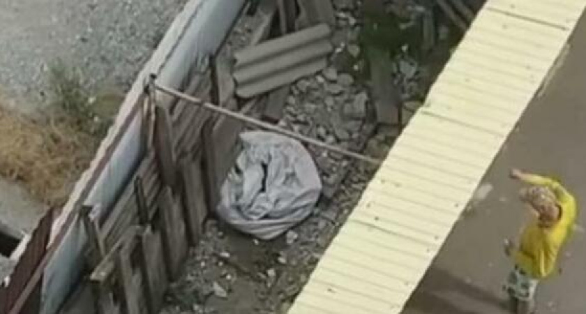 Жители Новороссийска сняли на видео парня, который делает закладки средь бела дня