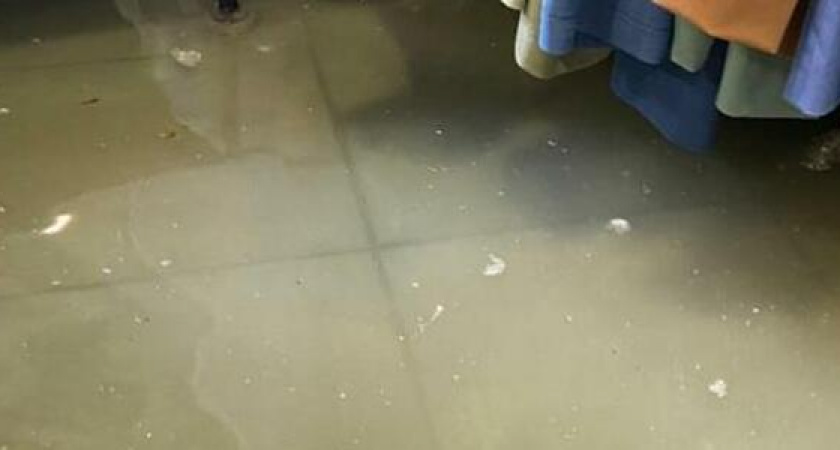 В Новороссийске прорвало трубу и затопило магазин: Водоканалу потребовалось шесть часов, чтобы перекрыть воду