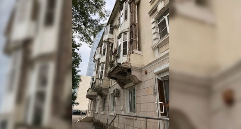 «Вот как выглядит безразличие управляющей компании»: горожане возмущены состоянием одного из старинных зданий Новороссийска