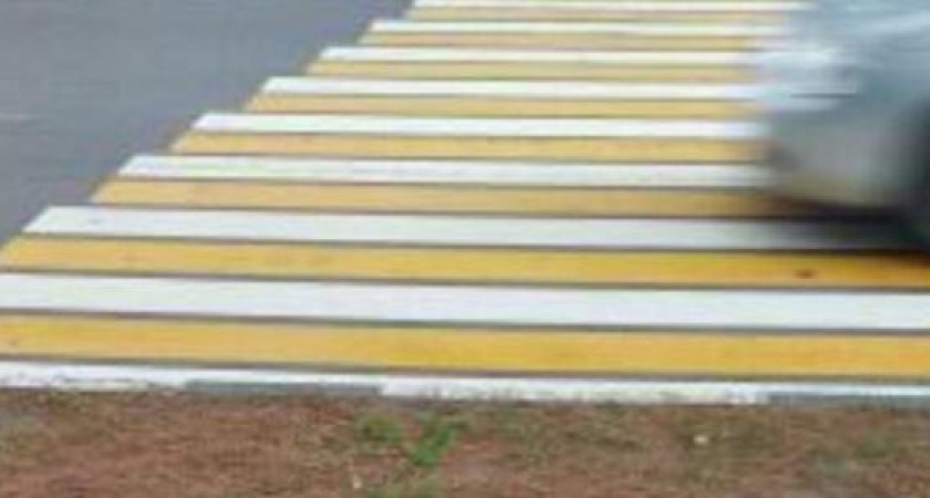 В Новороссийске «зебра» упирается в газон: как переходить дорогу?