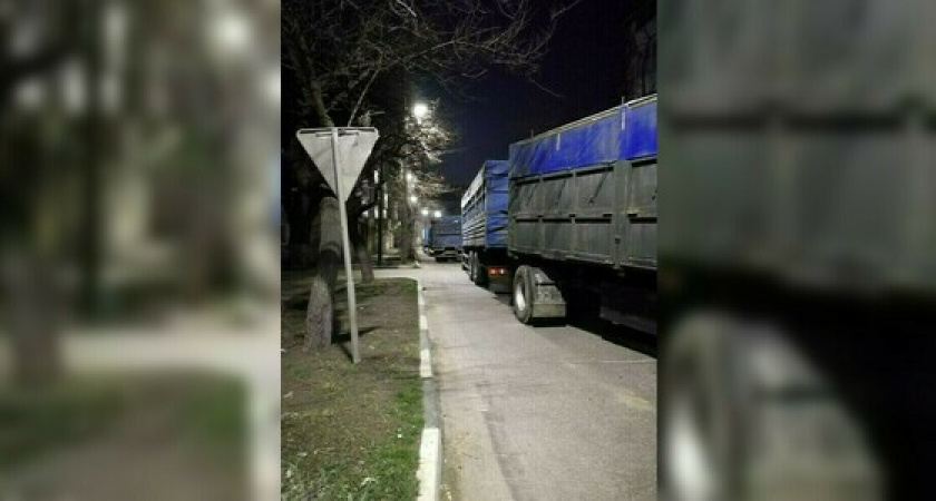 «Жужжат и воняют под окнами!»: жители Новороссийска пожаловались на вереницу зерновозов, перекрывшую проезд в Восточном районе города