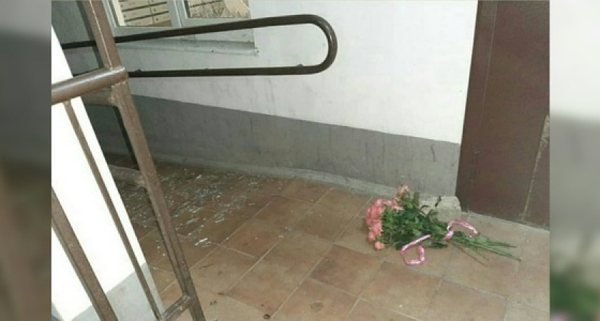 Розы и стекло: новороссийцы обсуждают историю, как горе-любовник разгромил подъезд (но все оказалось не так)