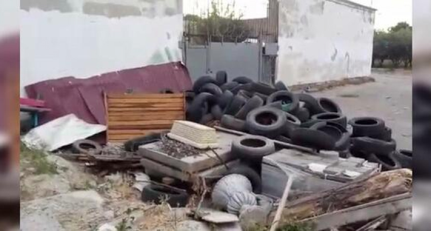 «Помойка под окнами жилого микрорайона»: житель Новороссийска обнаружил свалку покрышек и старых качелей около детского учреждения