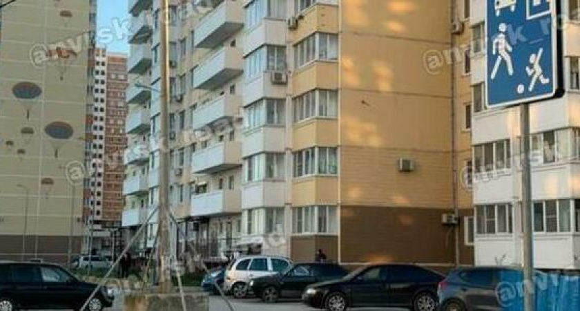 В Новороссийске на улице Суворовской, где местные жители ставили бетонные блоки, установлен знак «Жилая зона»