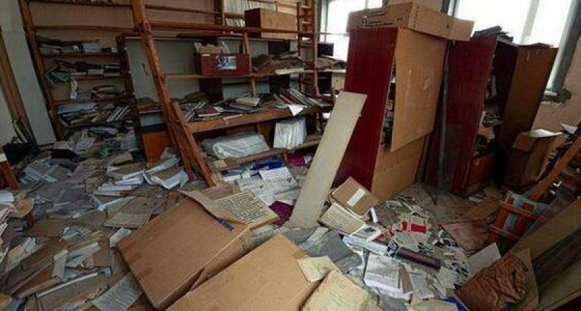 Редкие книги и документы 1950-х годов: фото библиотеки заброшенного завода в Новороссийске