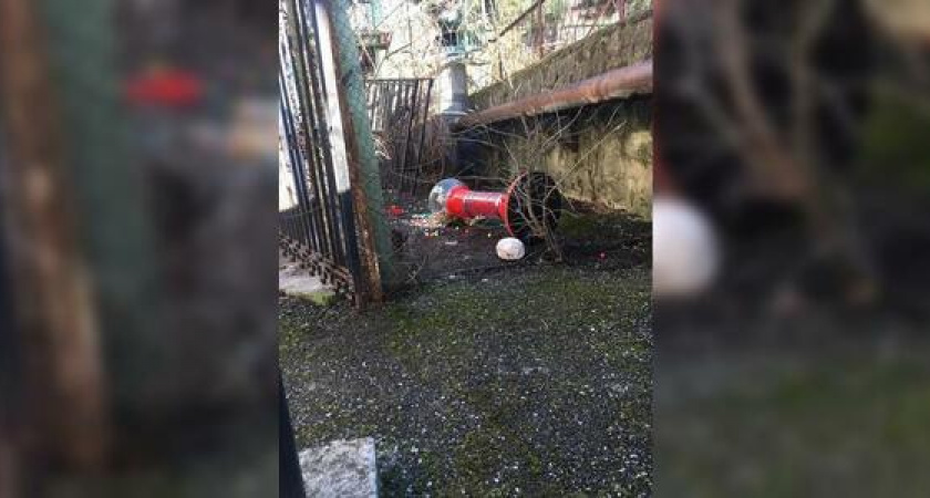 В Новороссийске подростки украли из магазина аппарат с жвачками