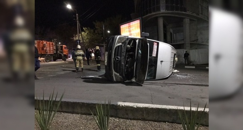 Перелом позвоночника и раны на лице от осколков стекла. В Новороссийске от удара с КамАЗом перевернулась маршрутка с пассажирами
