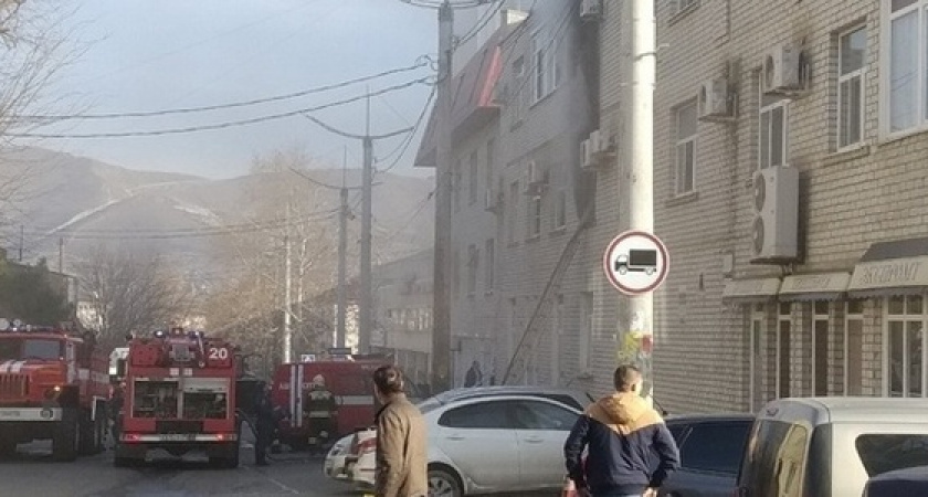 15 человек эвакуировали из горящей гостинцы в Новороссийске