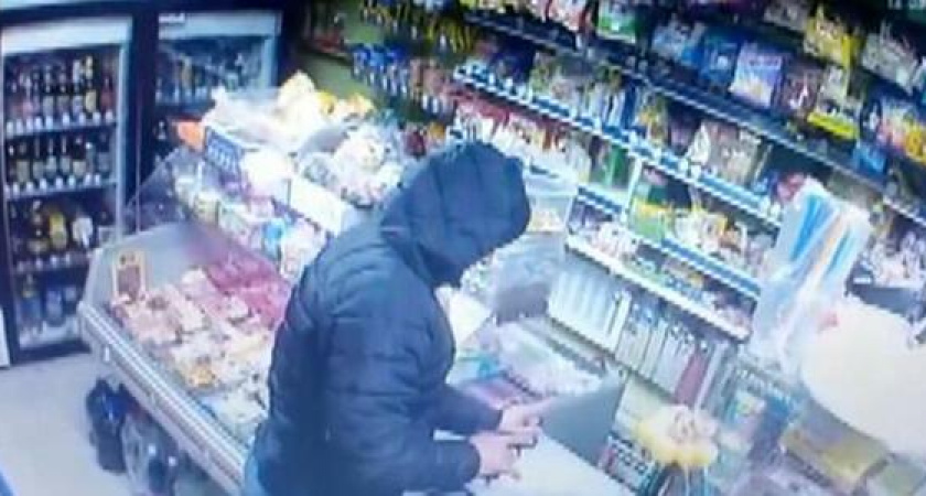 В Новороссийске вооруженный мужчина ворвался в продуктовый магазин и похитил кассу (преступление попало на видео)