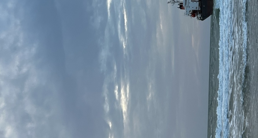 Толпы народа и приветливый экипаж: сухогруз, который выкинуло на мель в Витязево, стал самой популярной достопримечательностью за последнее время