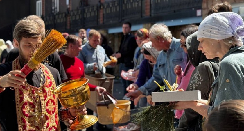 Христос Воскресе: новороссийцы освящают куличи в храмах города