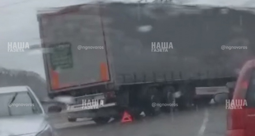 «Когда уже уберут эти фуры!?»: в Новороссийске ДТП  с большегрузом парализовало движение