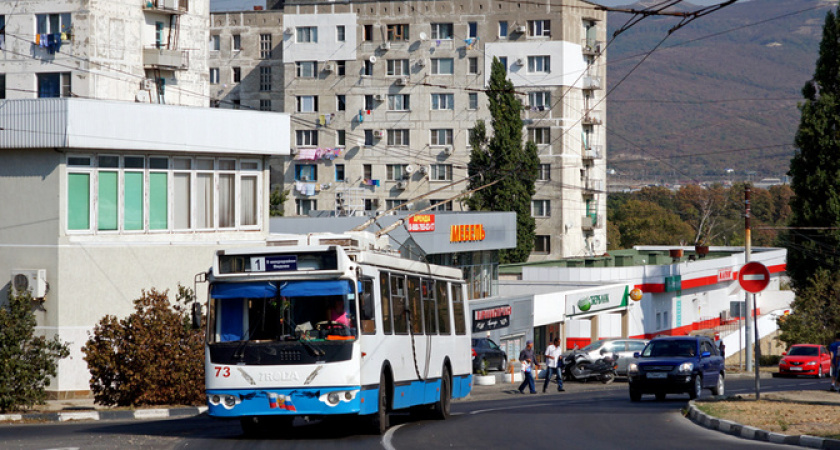 «Простояли с ребенком 1,5 часа, чтобы вообще куда-то попасть!»: новороссийцы не могут добраться до пригорода из-за отсутствия общественного транспорта