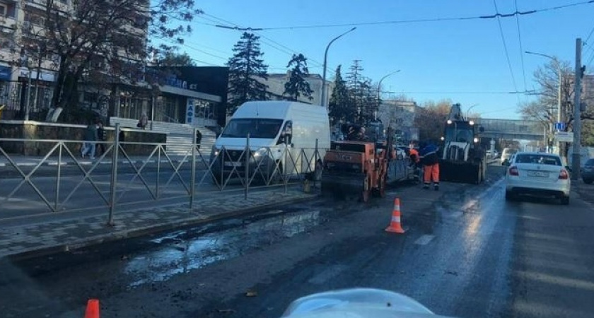 «Островок безопасности на костях!»: новороссийцы жалуются, что из-за ограждения спецтранспорт не может обогнать пробку на Анапском шоссе