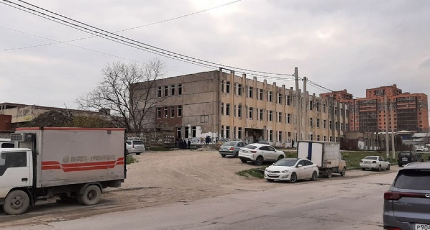 Новороссийцы недовольны огромной заброшкой в Южном районе, по которой гуляют подростки 