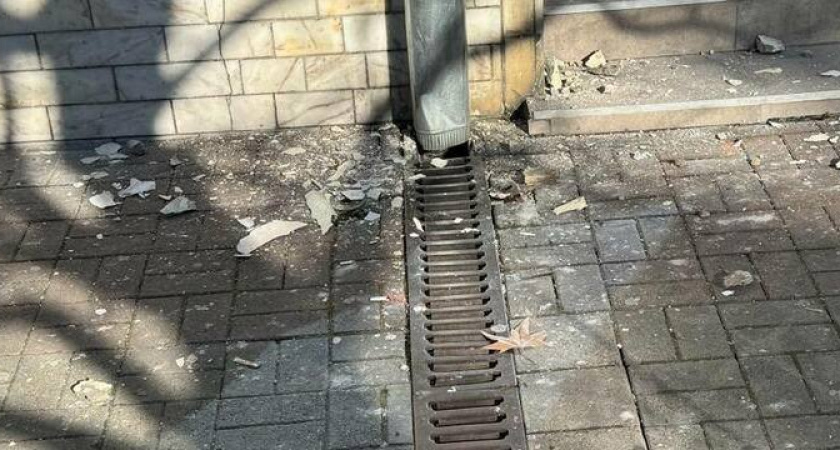 «Падают на людей камни!»: в Новороссийске в центре города обваливается фасад и крыша здания 