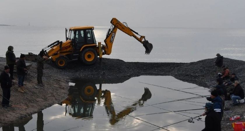 "Заставь дурака богу молиться": активисты обвинили экскаватор в уничтожении русла прорана в Суджукской лагуне Новороссийска