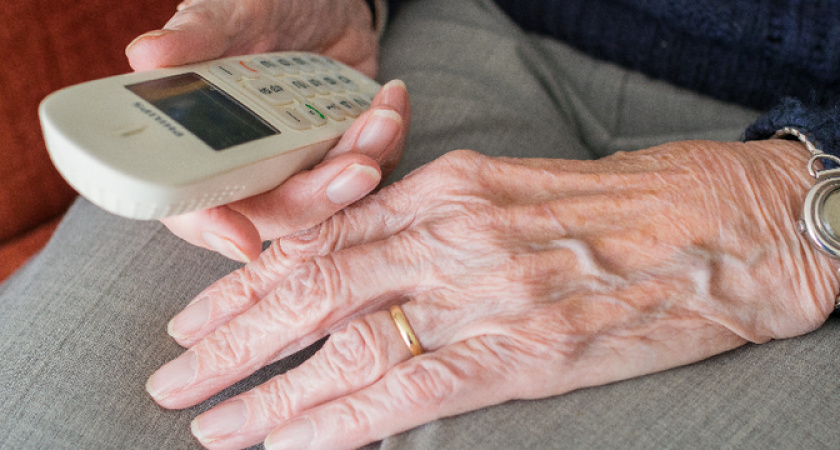 «Теперь запрещено». Пенсионеров, у которых есть телефон, ждет большой сюрприз с 4 мая